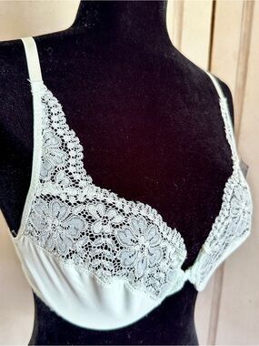 Flirty Eileen West Light Green Celadon Lace Underwire Bra Front Snap Closure 32D